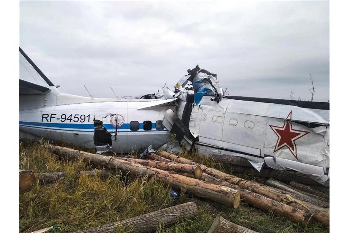 Einsatzkräfte haben aus dem Wrack - das zwischenzeitlich Feuer gefangen haben soll - mehrere Tote geborgen. Foto: Uncredited/Russian Emergency Ministry Press Service/AP/dpa