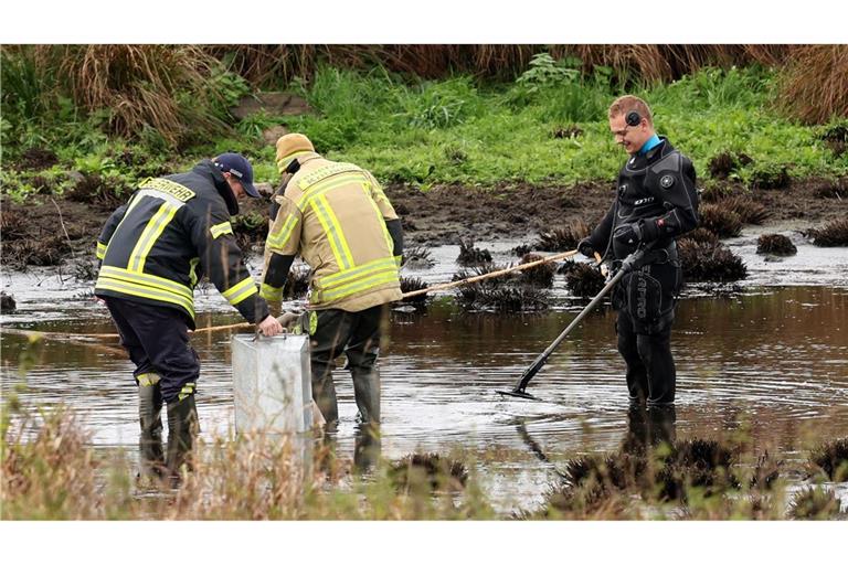 Einsatzkräfte haben bei ihren Ermittlungen zum Tod des achtjährigen Fabian aus Güstrow erneut einen Tümpel im Bereich des Fundortes der Leiche in den Blick genommen.