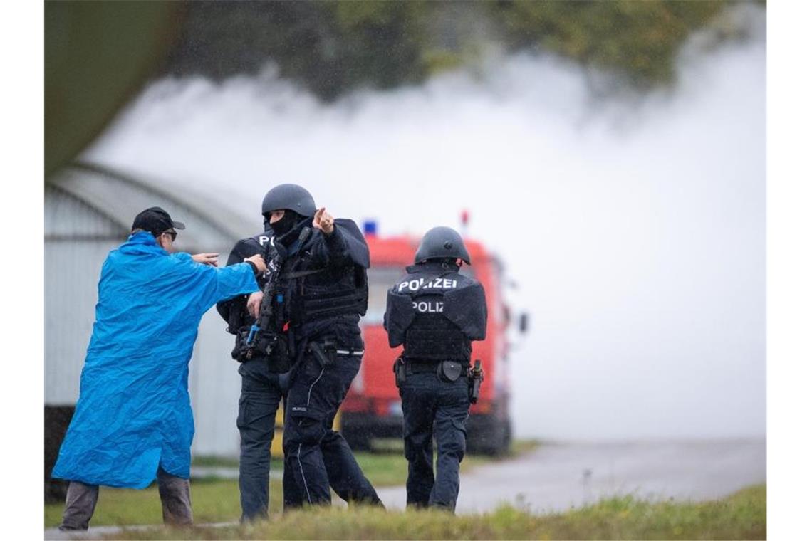 Einsatzkräfte in ballistischer Zusatzausstattung bei der Übung auf dem Truppenübungsplatz Heuberg. Foto: Sebastian Gollnow/dpa