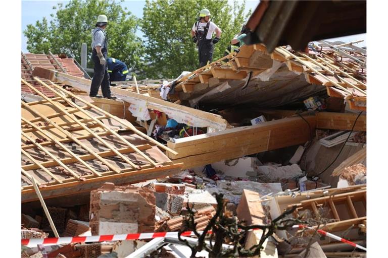 Einsatzkräfte in den Trümmern des zerstörten Hauses im bayerischen Rettenbach. Foto: Karl-Josef Hildenbrand