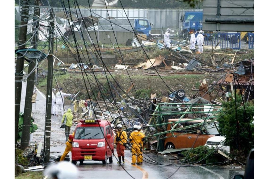 Einsatzkräfte in einer von Taifun „Hagibis“ getroffenen Region. Foto: -/kyodo/dpa