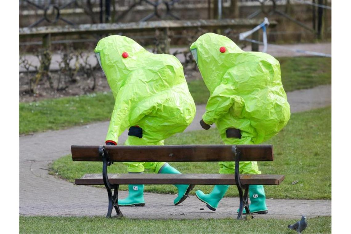 Einsatzkräfte in Schutzanzügen nach dem Anschlag in Salisbury 2018. Foto: Andrew Matthews/PA Wire/dpa