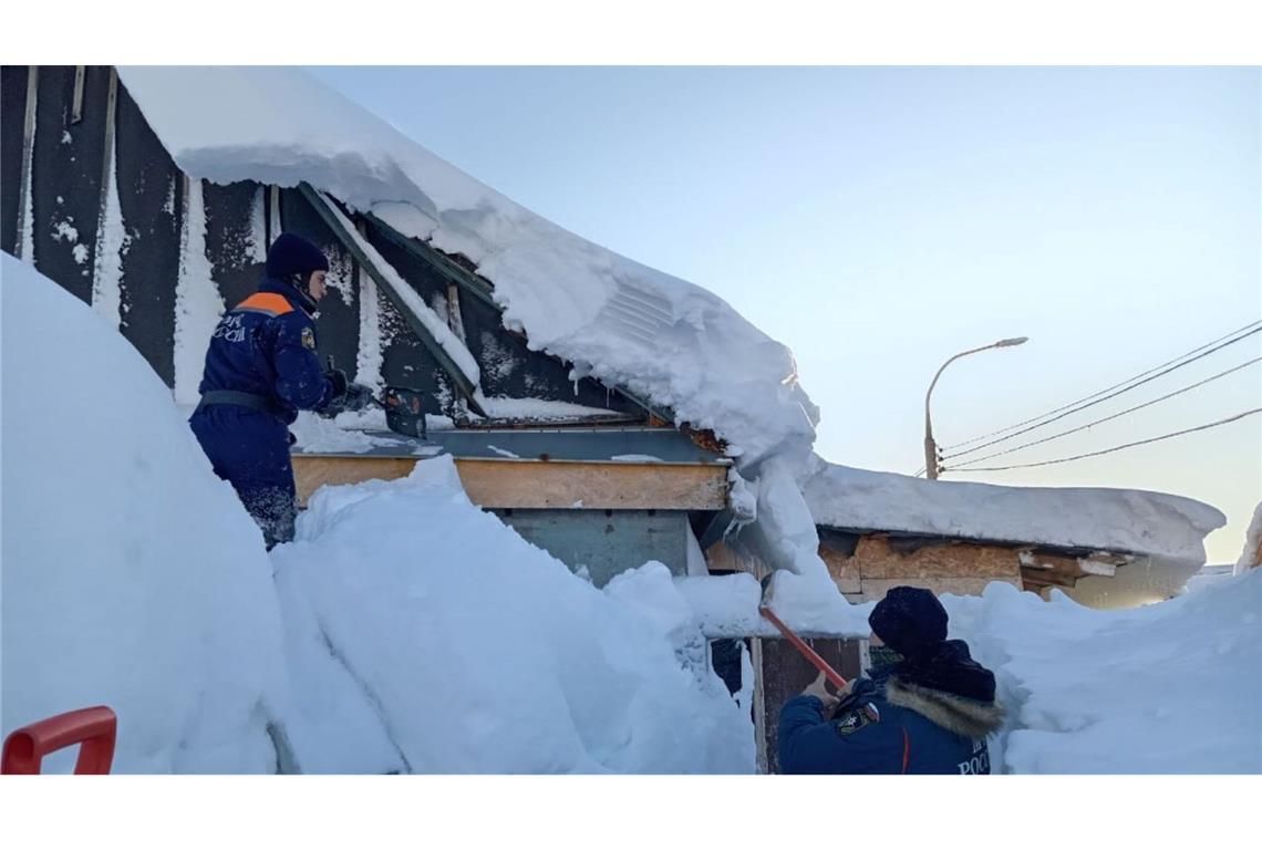 Einsatzkräfte kämpfen auf der fernöstlichen Halbinsel Kamtschatka gegen die Schneemassen.