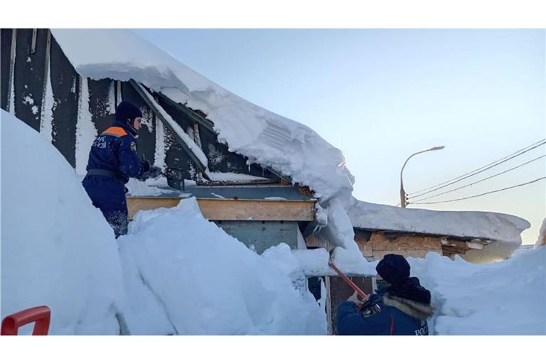 Einsatzkräfte kämpfen auf der fernöstlichen Halbinsel Kamtschatka gegen die Schneemassen.