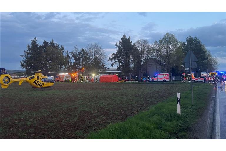 Einsatzkräfte kümmern sich um die Verletzten.