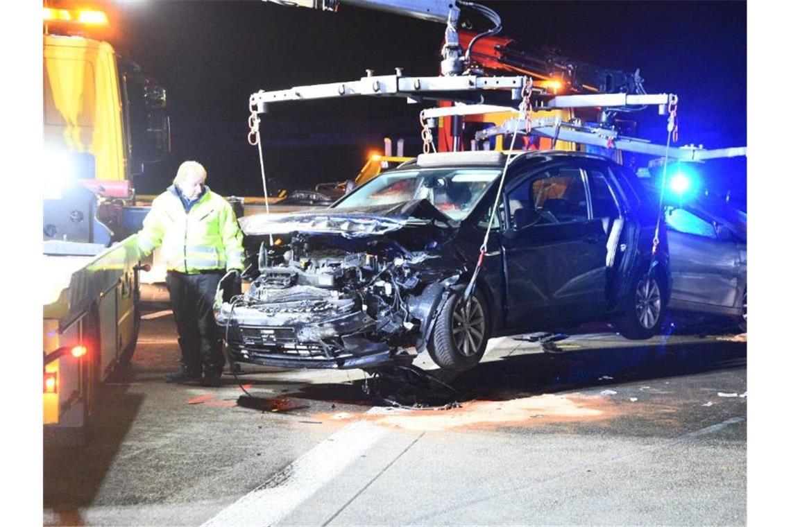 Einsatzkräfte laden die beschädigten Autos auf einen Abschlepper auf. Foto: René Priebe/PR-Video /dpa