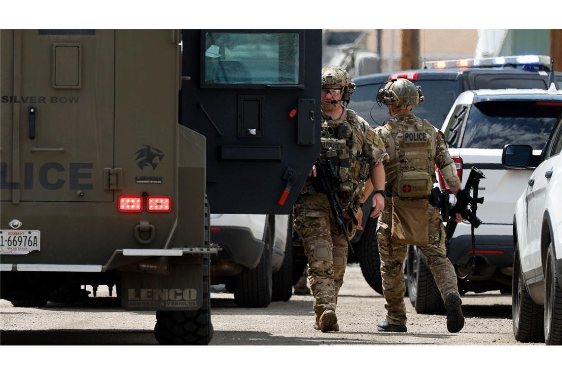US-Medien: Vier Tote nach Schüssen in Montana Einsatzkräfte nach den Schüssen in Anaconda im US-Bundesstaat Montana.