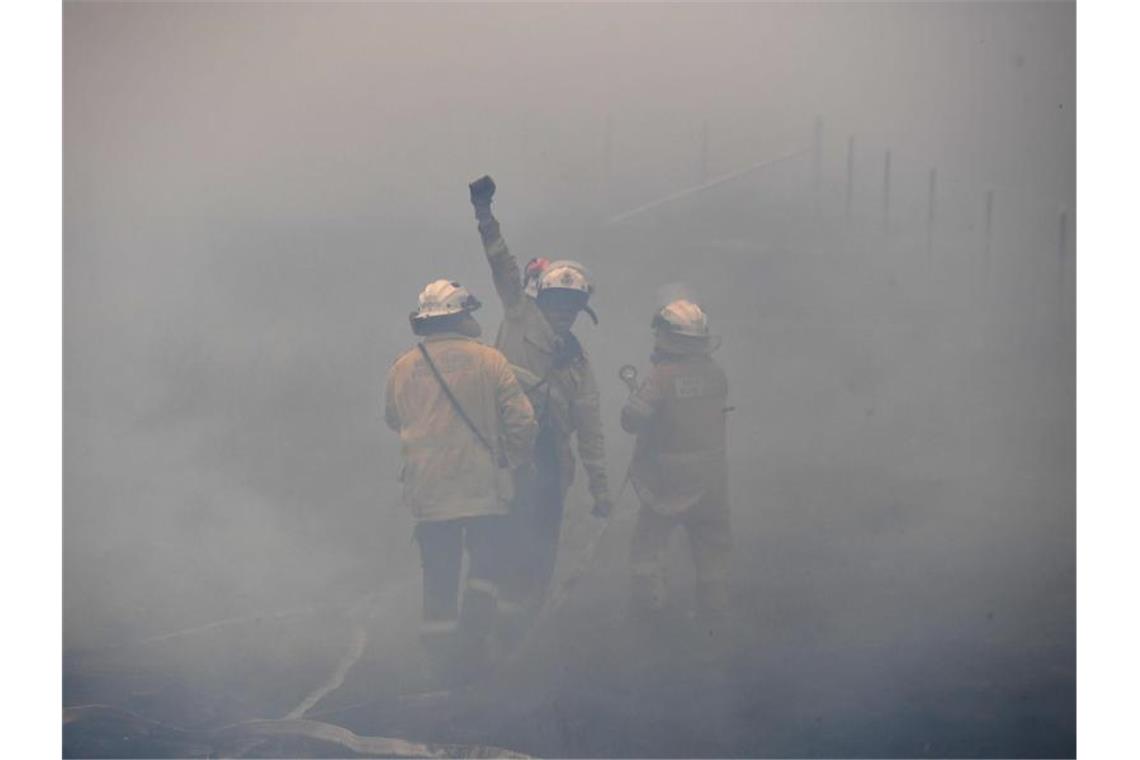 Einsatzkräfte nahe der australischen Hauptstadt Canberra. Foto: Mick Tsikas/AAP/dpa