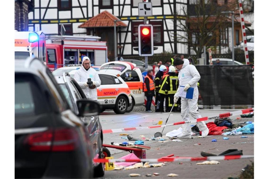 Einsatzkräfte nehmen an der Unfallstelle in Volkmarsen Spuren auf. Während des Rosenmontagsumzugs war ein Auto in eine Menschenmenge gefahren. Dutzende wurden verletzt. Foto: Uwe Zucchi/dpa