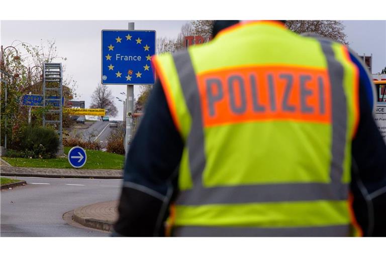 Einsatzkräfte nehmen hunderte Schleuser an Grenzen fest (Symbolbild).