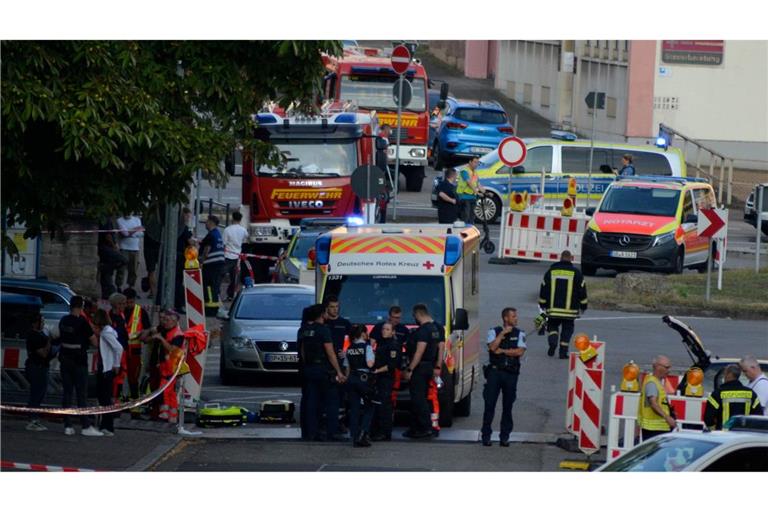 Einsatzkräfte riegeln den Tatort in Völklingen ab.