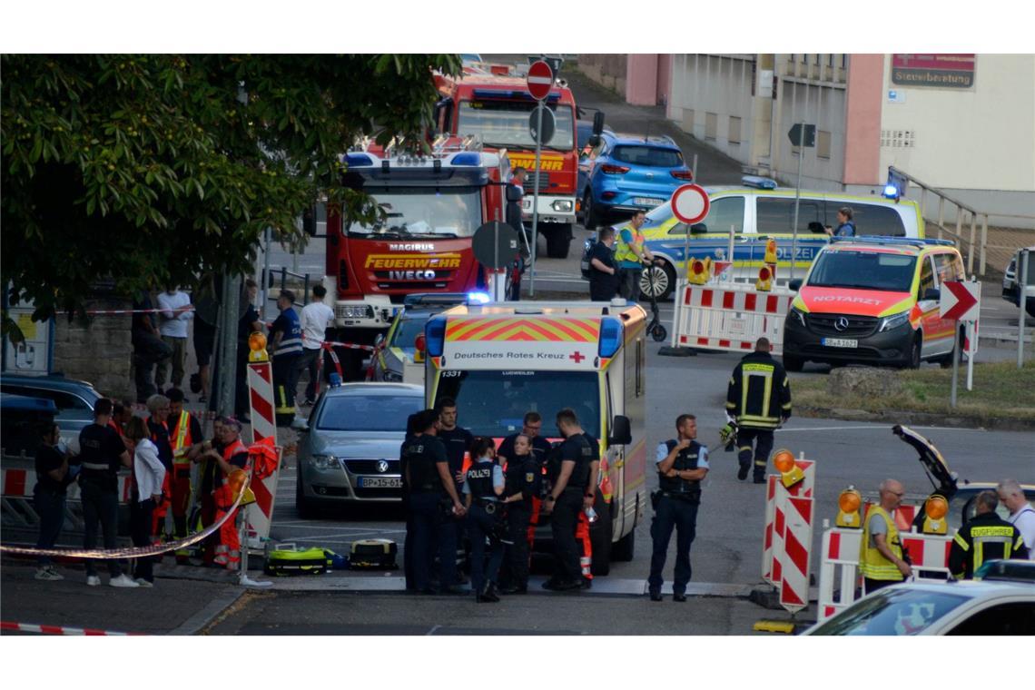 Einsatzkräfte riegeln den Tatort in Völklingen ab.