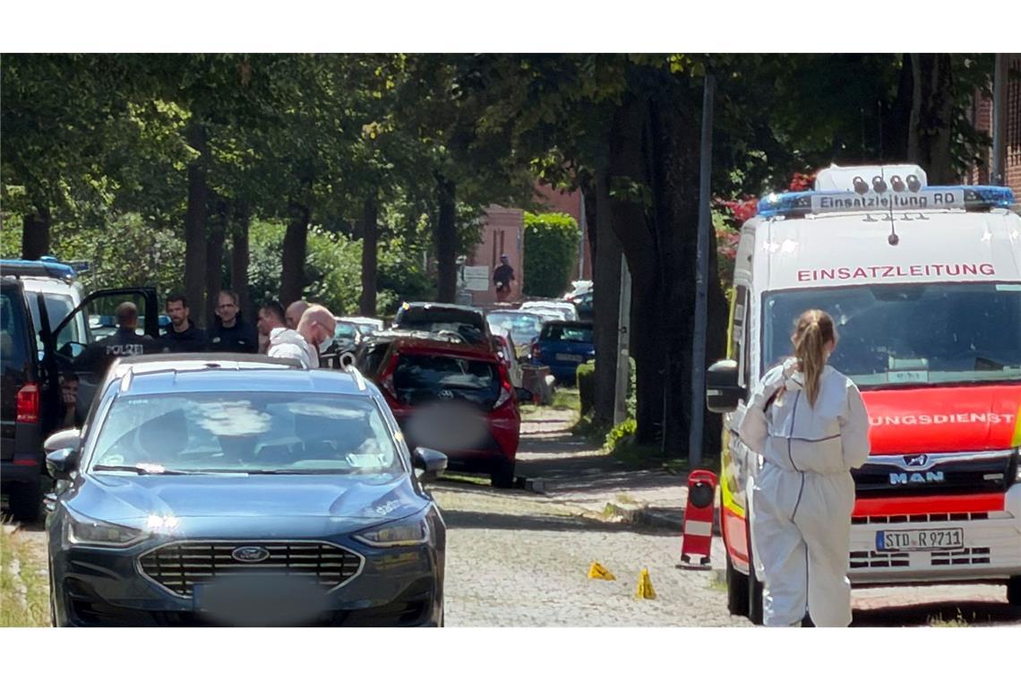 Einsatzkräfte riegelten den Tatort ab.