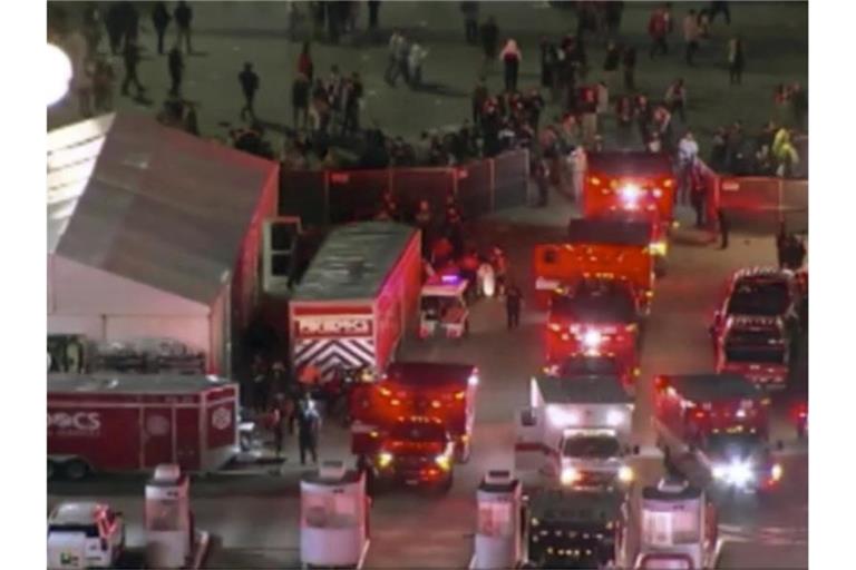 Einsatzkräfte sammeln sich auf dem Astroworld-Musikfestival in Houston. Foto: Uncredited/KTRK/AP/dpa