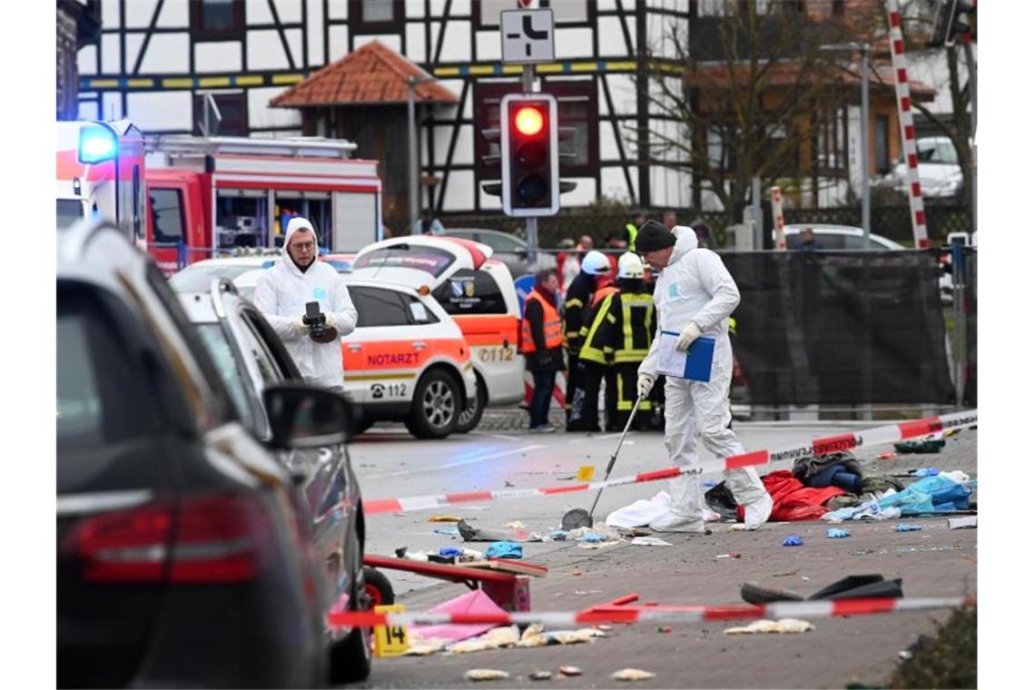 Einsatzkräfte sichern an der Unfallstelle in Volkmarsen Spuren. Foto: Uwe Zucchi/dpa