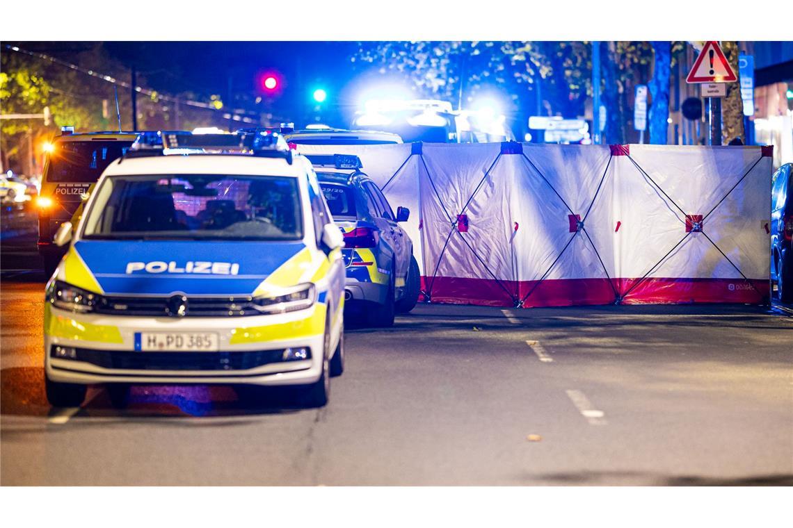 Schüsse mit Totem in Hannover - Was bisher bekannt ist Einsatzkräfte sichern den Bereich vor Schaulustigen.