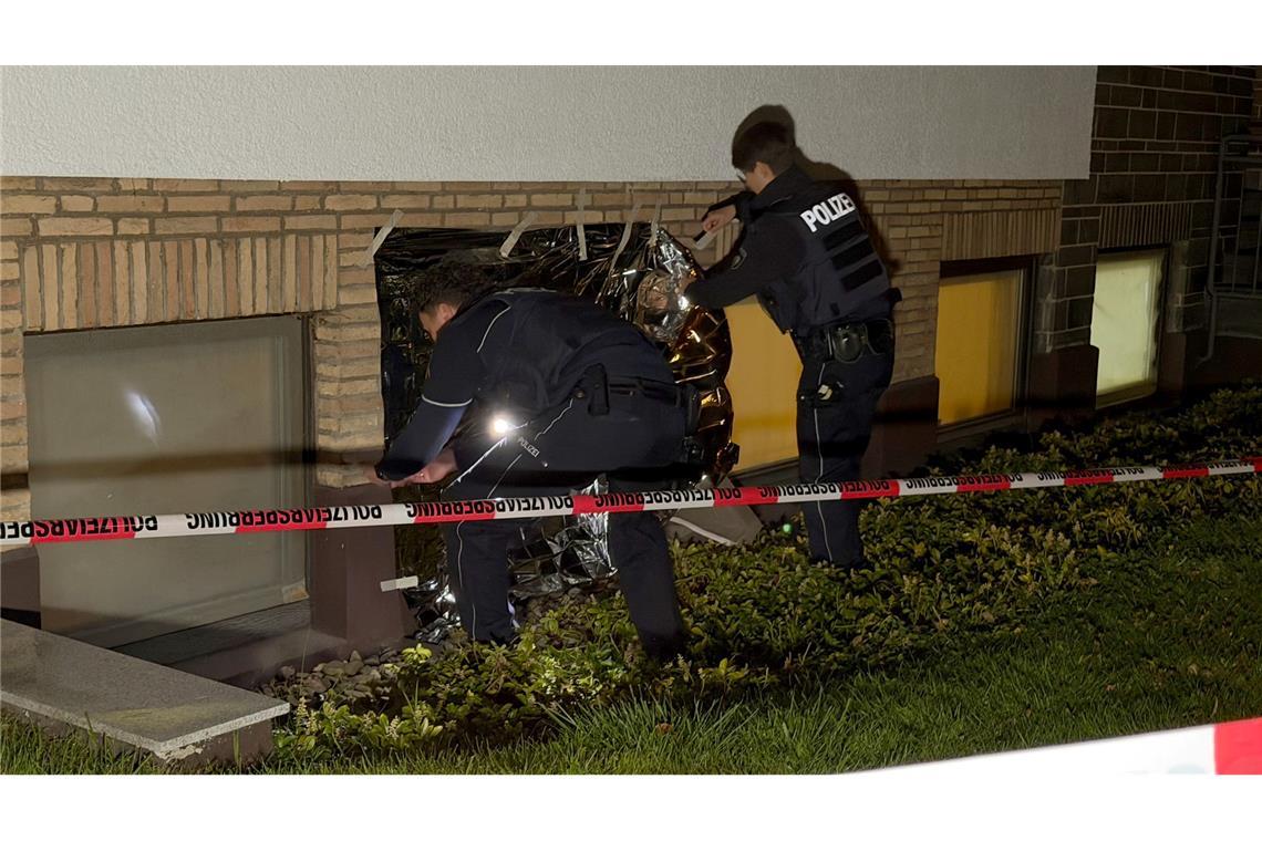 Einsatzkräfte sichern Spuren am Tatort.