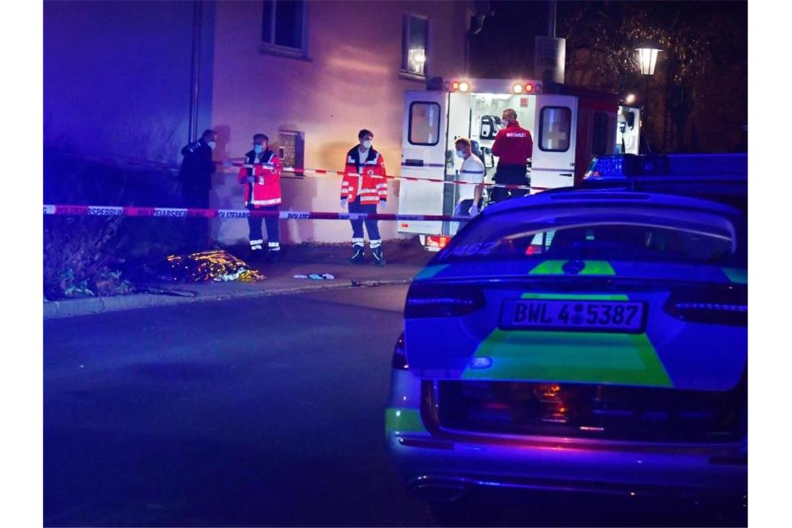 Mann bei Familienstreit erstochen: Verdächtiger stellt sich Einsatzkräfte sperren den Tatort im Landkreis Tübingen ab. Foto: Jürgen Meyer/dpa