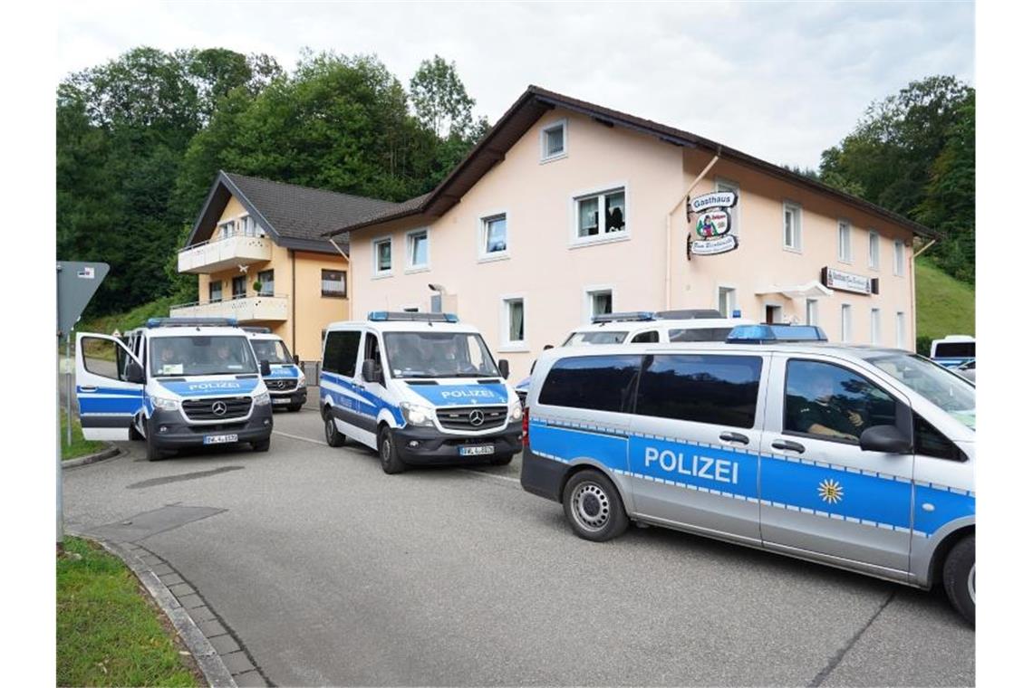 Einsatzkräfte sperren die Straße. Foto: Benedikt Spether/dpa