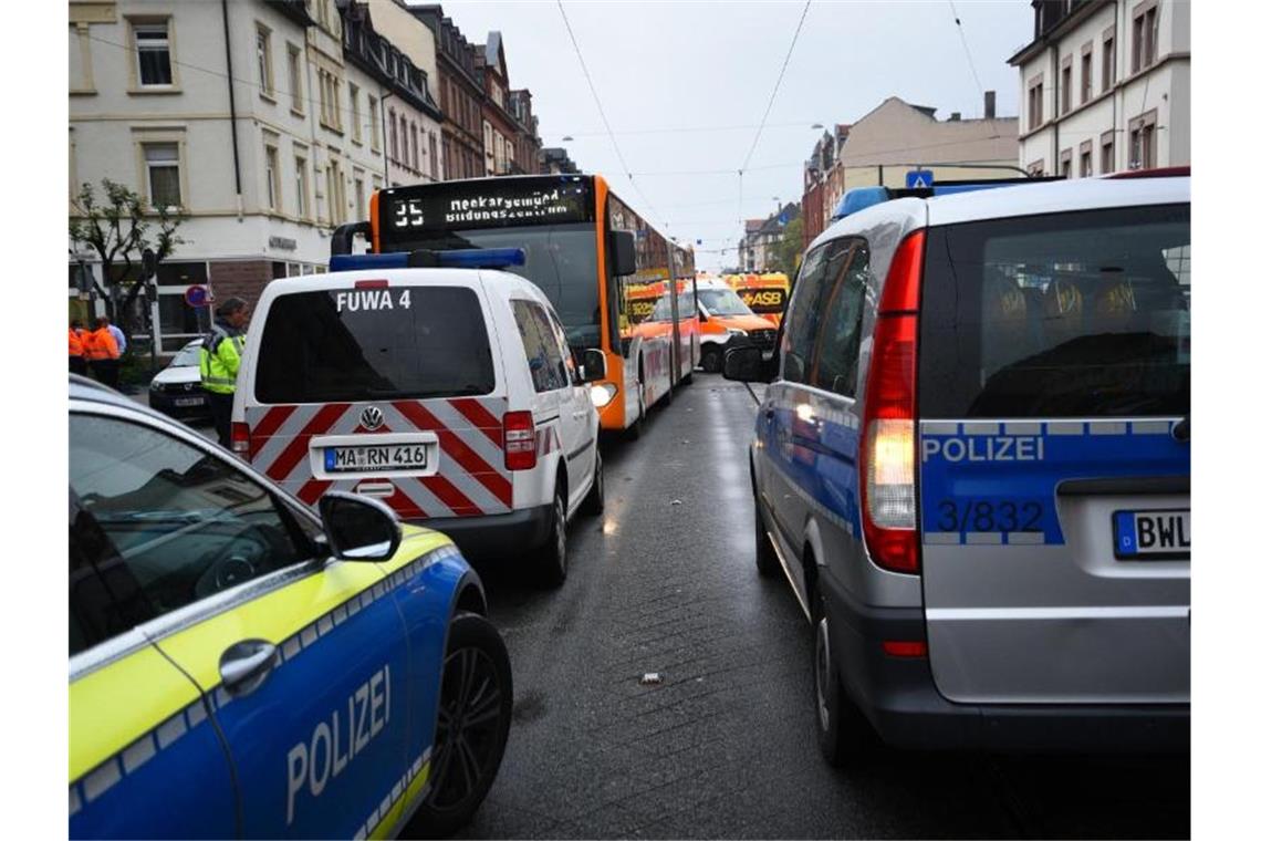 Einsatzkräfte sperren eine Unfallstelle in Heidelberg ab. Foto: René Priebe/pr-video/dpa