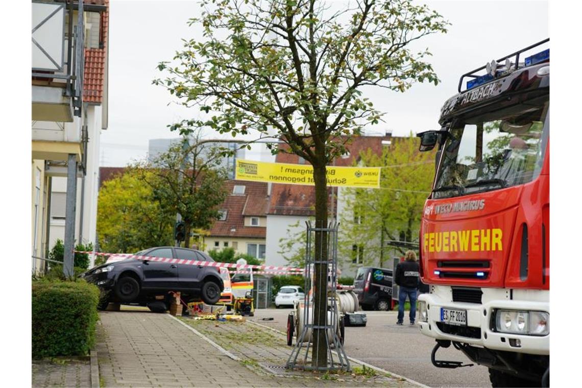 Einsatzkräfte sperren einen Bürgersteig nach einem Autounfall in Altbach. Foto: SDMG/dpa/archivbild