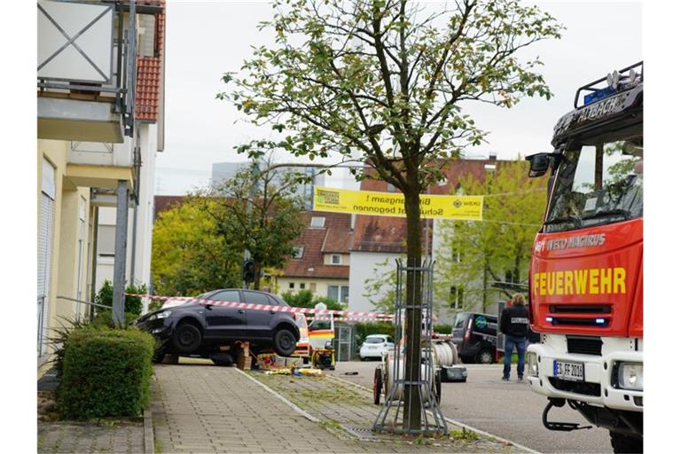 Einsatzkräfte sperren einen Bürgersteig nach einem Autounfall in Altbach ab. Foto: SDMG/dpa/Archivbild