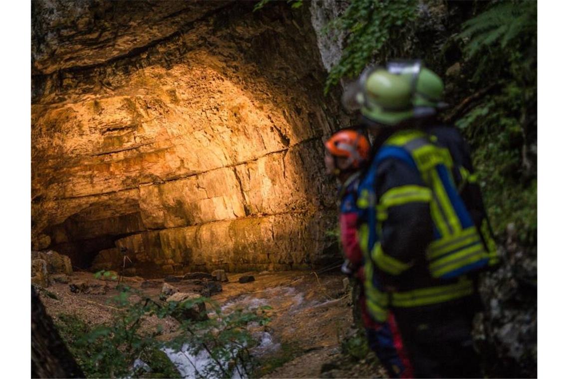 Beide Männer aus Falkensteiner Höhle gerettet Einsatzkräfte stehen am Eingang der Falkensteiner Höhle. Foto: Christoph Schmidt
