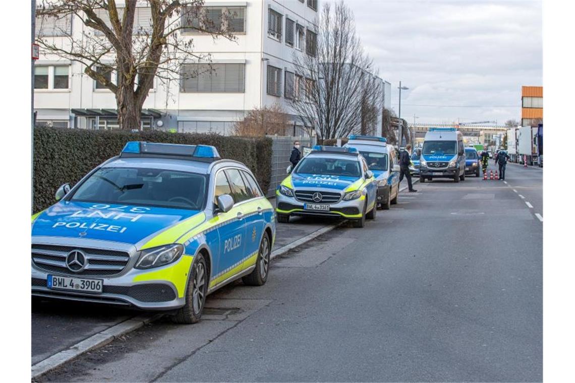 Untersuchungen zur Explosion bei Lidl laufen auf Hochtouren Einsatzkräfte stehen am Explosionsort. Foto: Simon Adomat/dpa