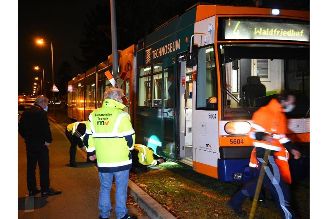 Jugendlicher gerät unter Straßenbahn: schwer verletzt Einsatzkräfte stehen am Unfallort. Foto: René Priebe/PR-Video/dpa