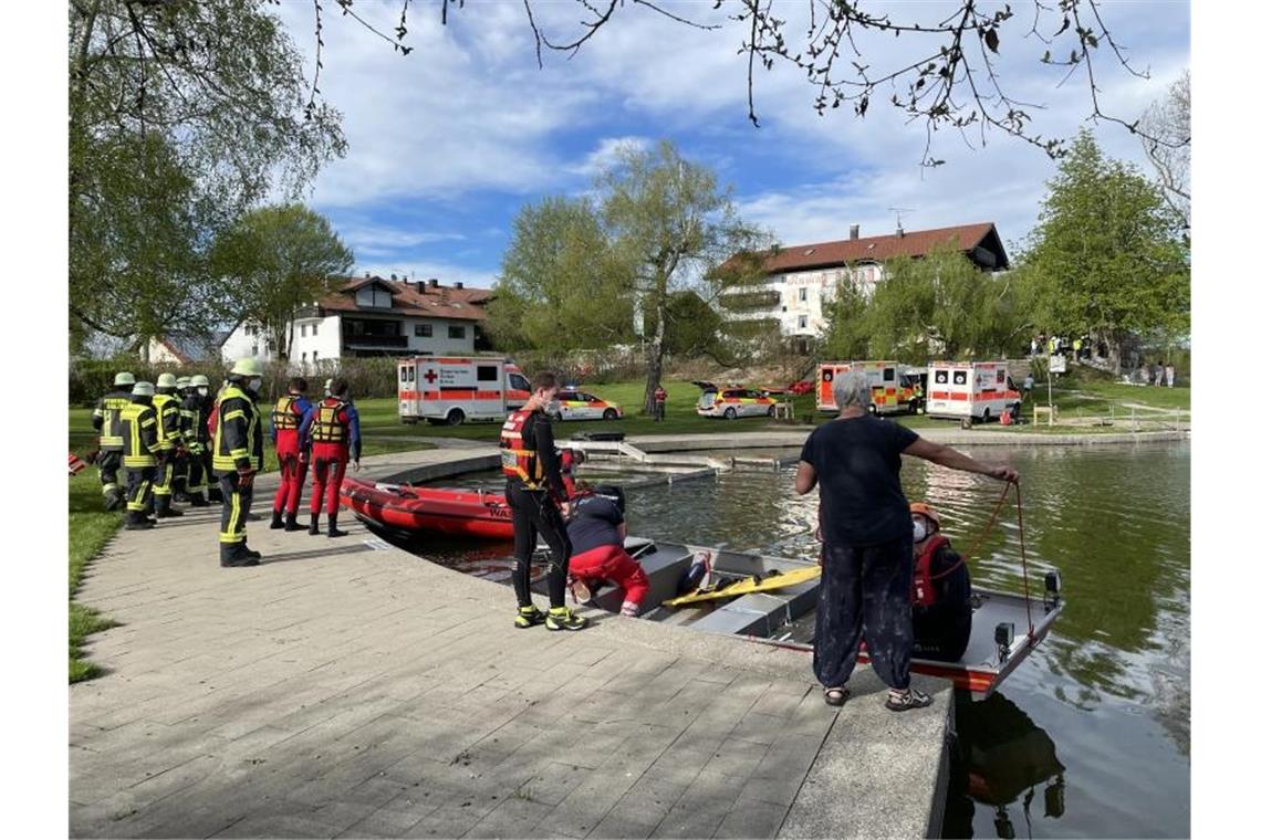 Nach Kleinflugzeugabsturz im Oberallgäu: Bergung geplant Einsatzkräfte stehen an dem Badesee bei Sulzberg im Oberallgäu. Foto: Davor Knappmeyer/-/dpa