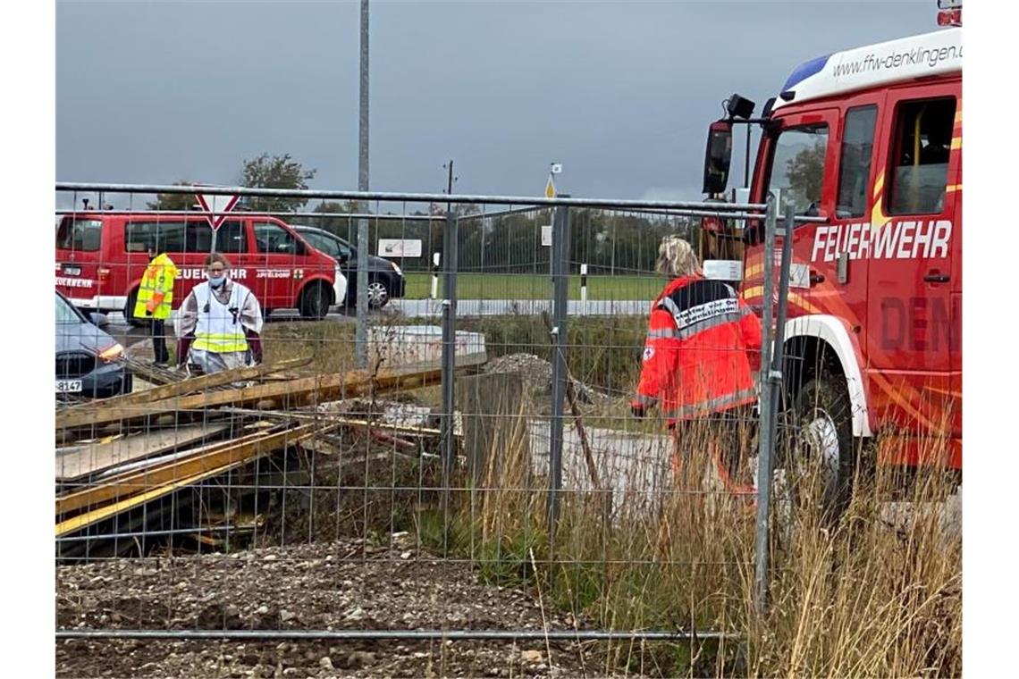 Einsatzkräfte stehen an der Baustelle in Denklingen. Vier Arbeiter sind dort beim Einsturz einer Betondecke getötet worden. Foto: Vifogra/dpa