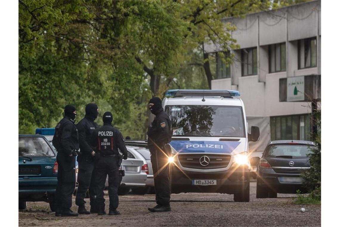 Betätigungsverbot für Hisbollah in Deutschland Einsatzkräfte stehen an der Straße vor der Moschee der Al-Mustafa-Gemeinschaft in Bremen. Foto: Sina Schuldt/dpa