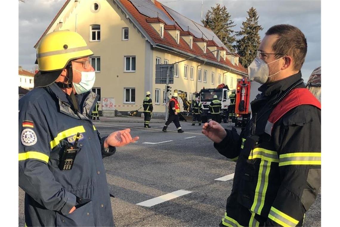 BRK: Gasexplosion hätte noch schlimmer ausgehen können Einsatzkräfte stehen an einem Einsatzort, an dem es zu einer Gasexplosion gekommen war. Foto: Michael Birk/Stadt Memmingen/dpa/Handout