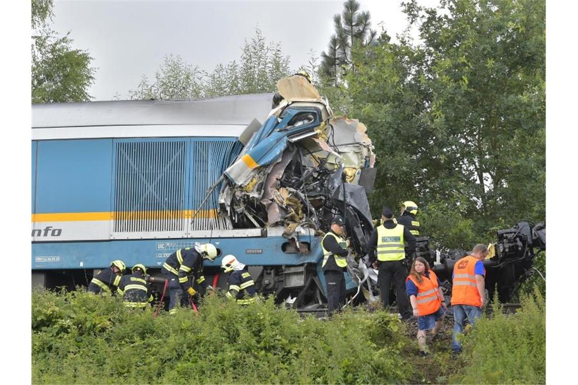 Zug aus München in Tschechien verunglückt Einsatzkräfte stehen an einem zerstörten Waggon. Foto: Chaloupka Miroslav/CTK/dpa