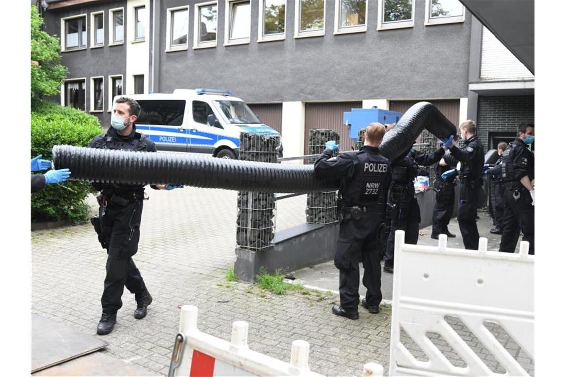 Einsatzkräfte stehen bei einem großangelegten Einsatz gegen die Rauschgiftkriminalität vor einem Bürogebäude in Essen. Foto: Stephan Witte/KDF-TV & Picture/dpa