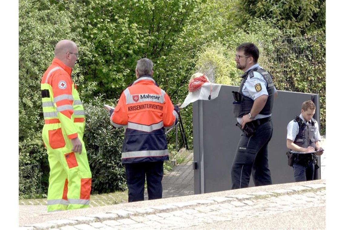 Einsatzkräfte stehen in der Einfahrt zu einem Wohnhaus. Foto: Aaron Klewer/Archivbild