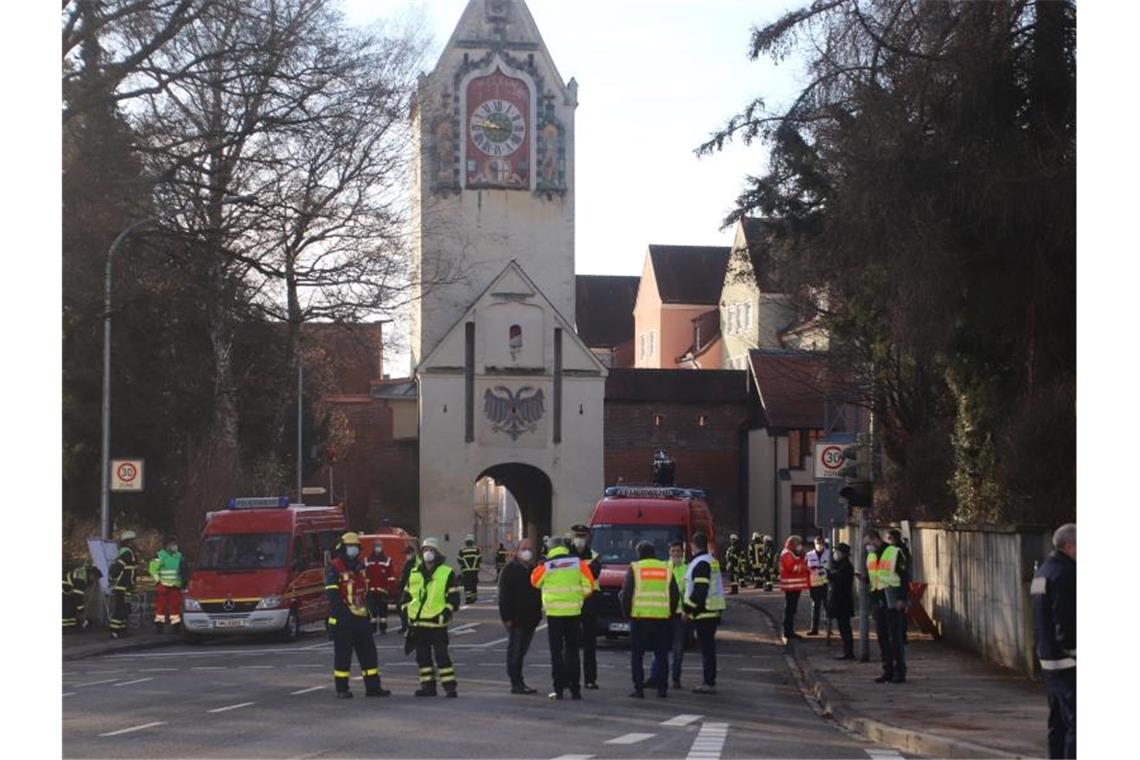 Explosion in Rettungswache: Erfolglose Suche nach Gasleck Einsatzkräfte stehen nach einer Gasexplosion auf einer Straße. Foto: Benjamin Liss/Stadt Memmingen/dpa
