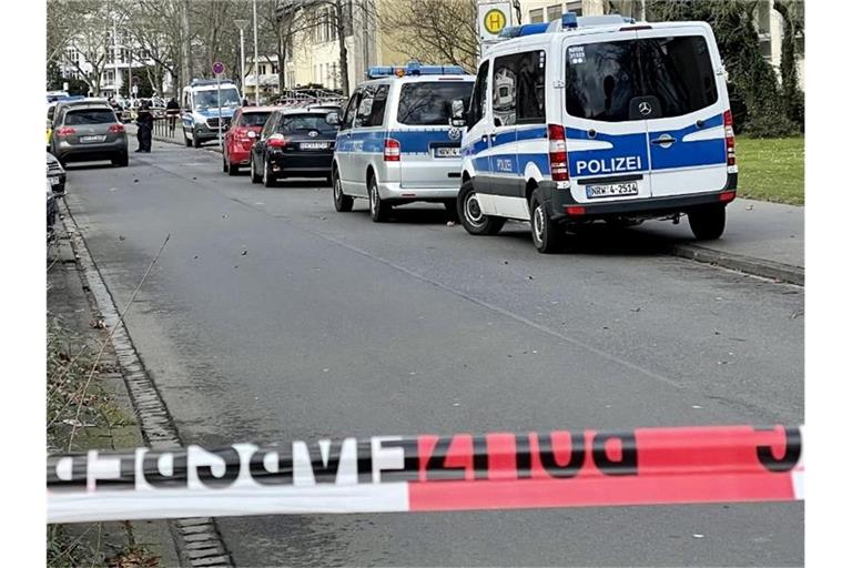 Einsatzkräfte stehen vor der Schule in Bonn. Foto: Axel Vogel/dpa