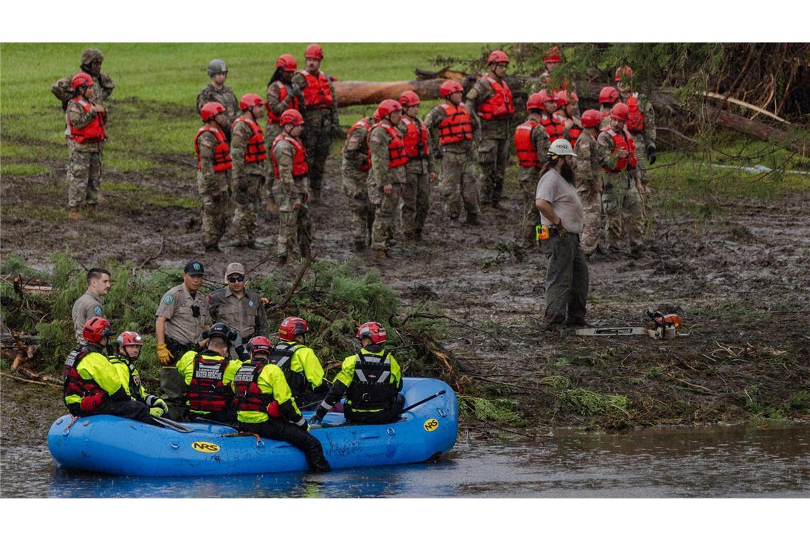 Immer mehr Tote bei Sturzflut gemeldet Einsatzkräfte suchen am 6. Juli nach Vermissten nach der Sturzflut in Texas.