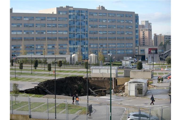 Einsatzkräfte suchen auf dem Parkplatz des Ospedale del Mare nach Verletzten. Foto: Alessandro Pone/LaPresse via ZUMA Press/dpa