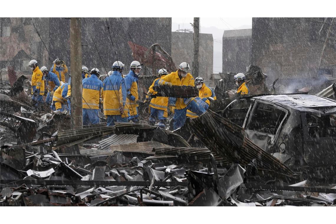 Einsatzkräfte suchen in den Trümmern auf einem Markt in der Präfektur Ishikawa.