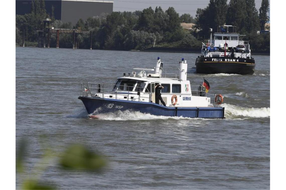 Einsatzkräfte suchen in Duisburg noch immer nach zwei Mädchen, die am Mittwochabend im Rhein baden waren. Foto: Roberto Pfeil/dpa