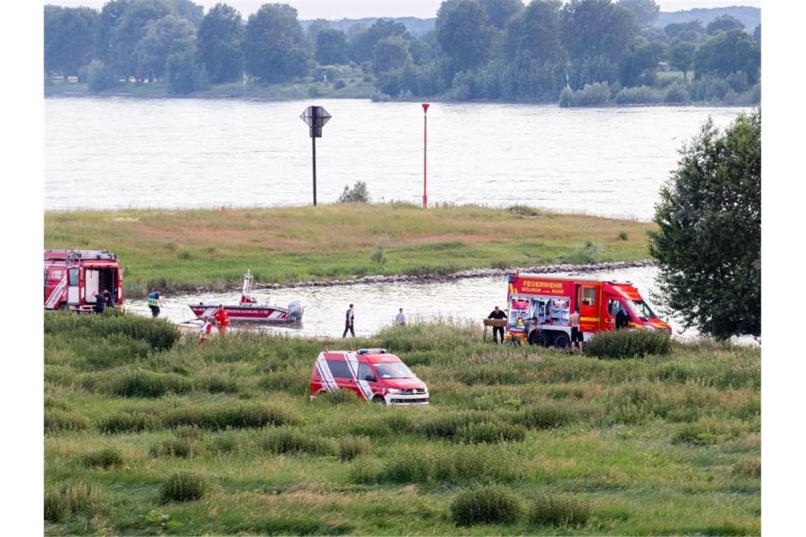 „Todesfalle Rhein“: Vermutlich drei Menschen ertrunken Einsatzkräfte suchen nach den vermissten Mädchen. Foto: Marcel Kusch/dpa