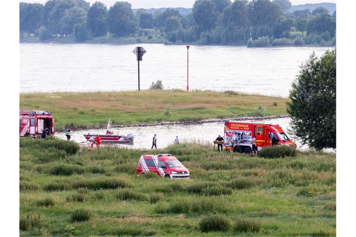 Einsatzkräfte suchen nach den vermissten Mädchen. Foto: Marcel Kusch/dpa