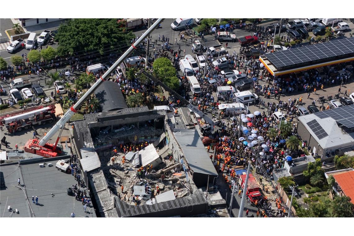 Über 120 Tote bei Einsturz von Disco-Dach in Santo Domingo Einsatzkräfte suchen nach verschütteten Opfern.