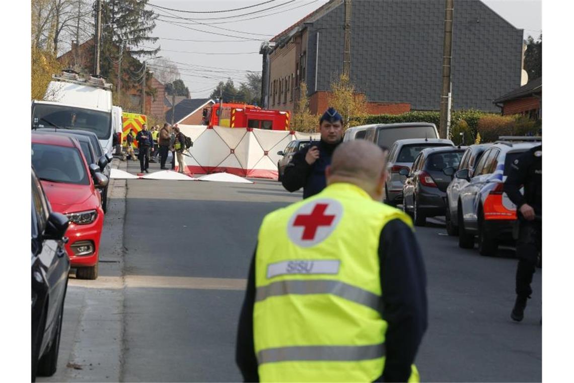 Auto fährt in Menschengruppe - Sechs Tote in Belgien Einsatzkräfte treffen am Unglücksort in Strépy-Bracquegnies ein. In Belgien ist bei einer Karnevalsveranstaltung ein Fahrzeug in eine Menschengruppe gefahren. Foto: Nicolas Maeterlinck/BELGA/dpa