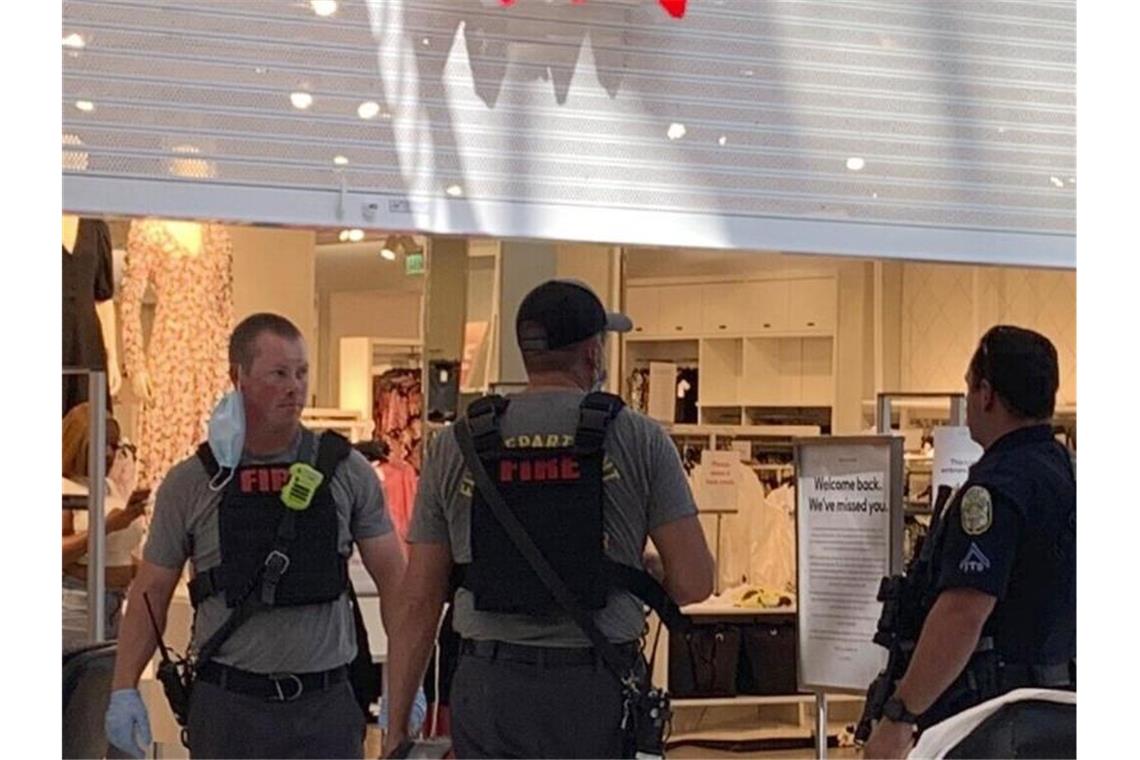 Achtjähriger stirbt nach Schüssen in US-Einkaufszentrum Einsatzkräfte untersuchen den Ort einer Schießerei in einem Einkaufszentrum in Alabama. Foto: Carol Robinson/The Birmingham News/AP/dpa