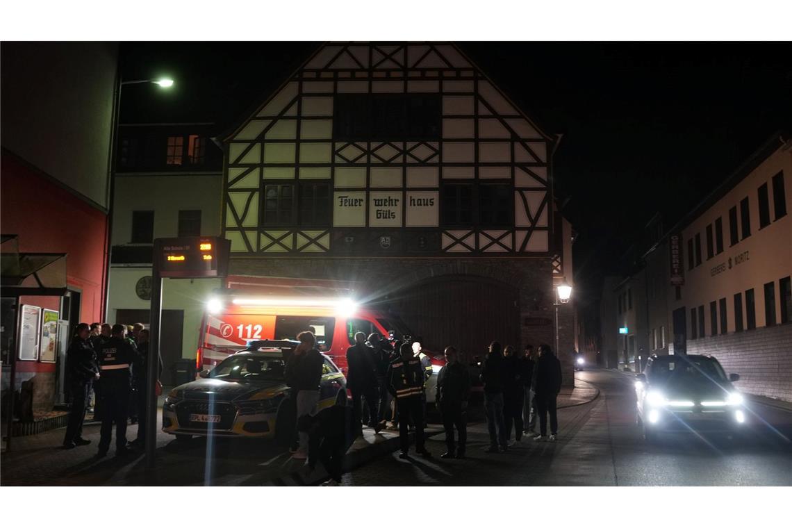 Einsatzkräfte veranstalten nach dem Meteoriteneinschlag eine improvisierte Pressekonferenz am Feuerwehrhaus in Koblenz-Güls.
