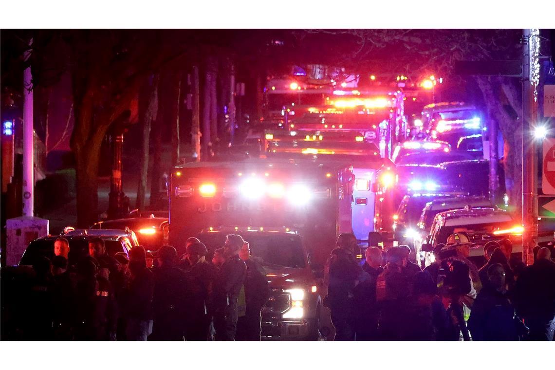 Einsatzkräfte versammeln sich an auf der Waterman Street an der Brown University zu Ermittlungen, nachdem dort Schüsse gefallen waren.