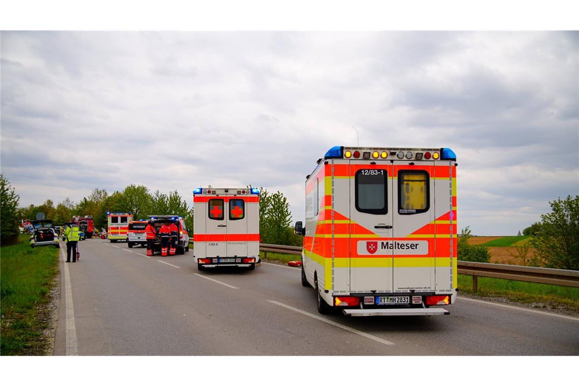 Zwei Schwerverletzte nach Kollision – Bundesstraße gesperrt